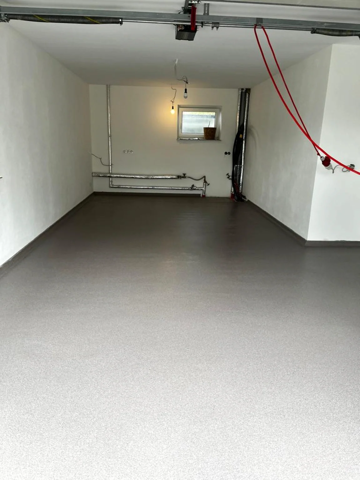Voltooide polyaspartic garagevloer